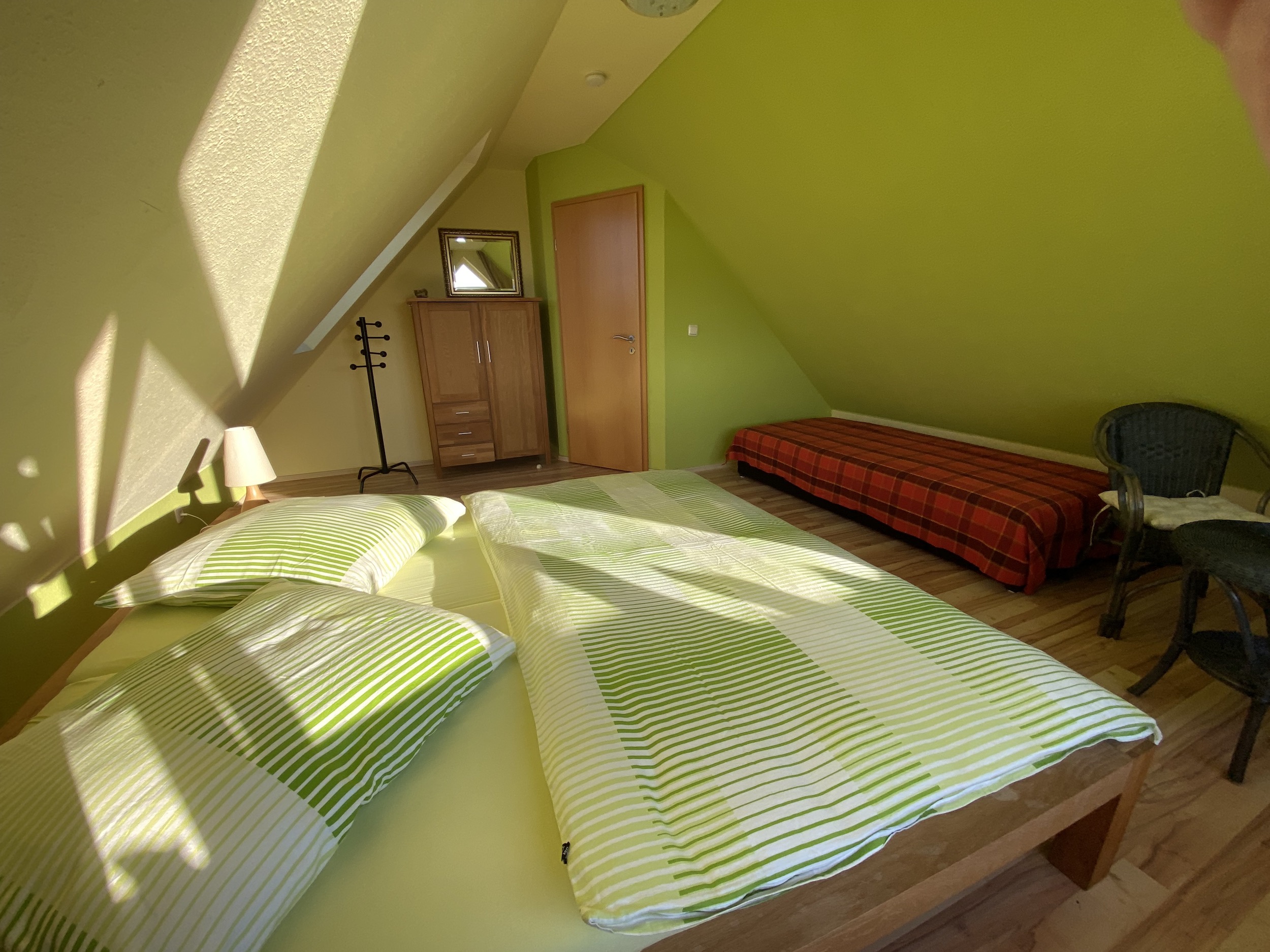 2. Schlafzimmer mit Doppelbett und Drittbett im Dachgeschoss